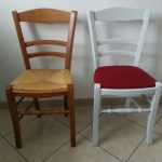 Baltos ir raudonos medinės kėdės po restauravimo