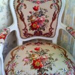 Białe krzesło z kwiatowym haftem
