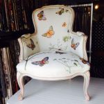 Minkštos sėdynės kėdės su drugeliais dekoras