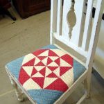 Dekoracja miękkiej części krzesła za pomocą tkaniny w trójkąty