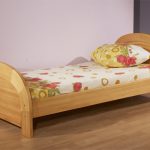 Drewniane łóżko dla dzieci z okrągłymi częściami bocznymi