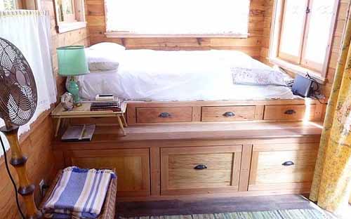 Drewniane łóżko-podium