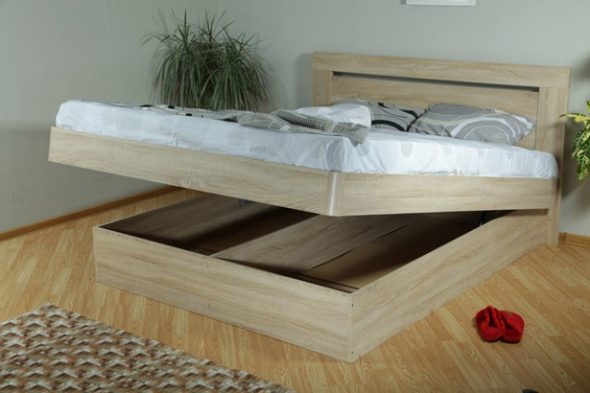 Drewniane łóżko z miejscem na rzeczy