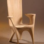 Neobvyklá dřevěná židle