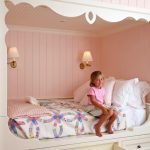 Sypialnia dla dzieci dziewczynki z wbudowanym łóżkiem i pudełkami