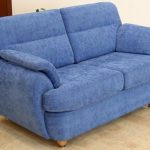 Niebieska sofa z zamszu