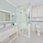 Long vanity unit sa isang white bathroom