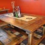 Solidny drewniany stół z ręcznie robionymi ławkami