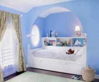 Harmonický design postele ve výklenku s obloukem