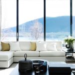Stue med hvid sofa i minimalistisk stil
