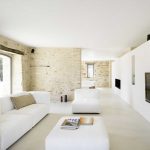 Användningen av murverk i inredningen i rummet i stil med minimalism