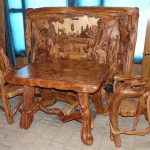 Krásný dřevěný nábytek: stůl a židle