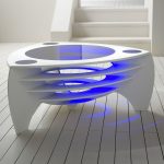Gražus baltas stalas su neįprasta forma