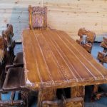Gražus medinis stalas su medinėmis kėdėmis