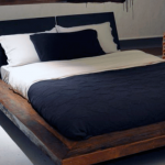 Drewniane łóżko w stylu loft