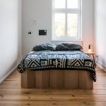 Küçük bir yatak odası için karton yatak