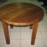 Okrągły stół z drewnianych desek zrób to sam