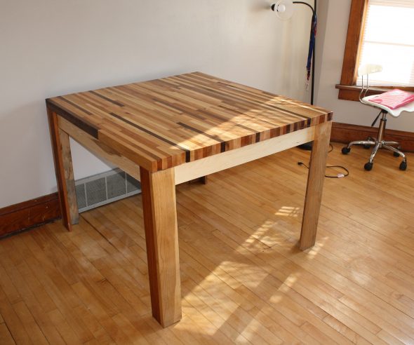 Neliö puinen pöytä