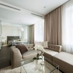 Studio apartment sa beige tones na may mga glass furniture