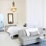 Lehké závěsy oddělují postel v obývacím pokoji
