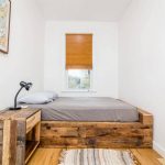 Ev yapımı mobilyalar ile küçük yatak odası
