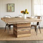 Masywny stół z drewna w jadalni