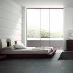 Minimalistyczna sypialnia z elementami bordowymi