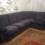 Soft gray na sofa pagkatapos i-update