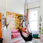 Upholstered hanging chair sa anyo ng duyan