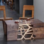 Reka bentuk luar biasa meja kopi dengan unsur-unsur terbuka