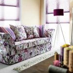 Pinong lilac sa loob ng living room pagkatapos ng pag-update