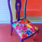 Bitkisel motiflerle sandalyenin yenilenmesi