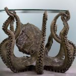 Napakainit na mesa sa anyo ng isang octopus