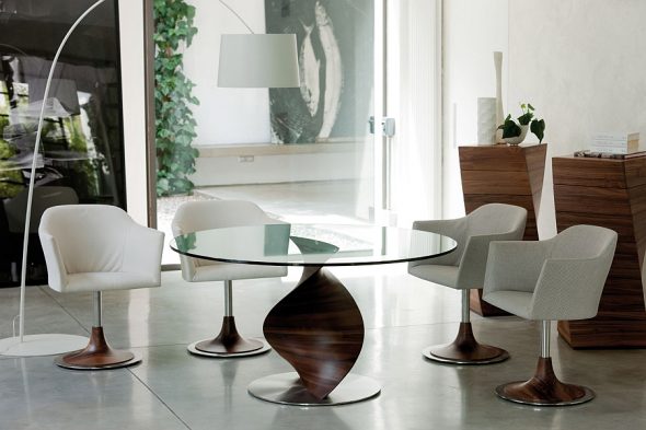 Table design avec plateau en verre