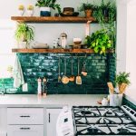 Otwarte półki na rośliny w kuchni