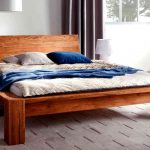 Proste domowe drewniane łóżko