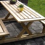 Simple table na may mga benches para sa suburban area