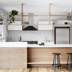 Placing shelves above the dining table divides the kitchen into two parts.