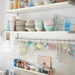 Wielokolorowe naczynia i słoiki z przyprawami na otwartych półkach