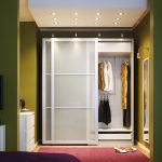 Плъзгащ се гардероб в коридора с осветление