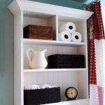 Armoire de toilette avec tablettes ouvertes