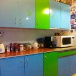 Blue-green kitchen na may pelikula sa mga facade