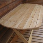 Meja kayu bulat di beranda