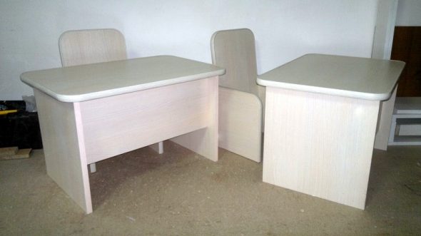 Zmontowane stoły i krzesła