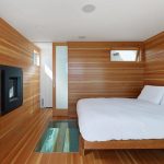 Moderna spavaća soba prekrivena drvetom