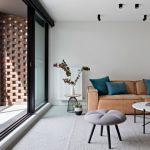 Spokojny powściągliwy salon w stylu minimalizmu