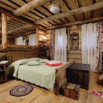 Mag-log cabin na may natural na wood furniture
