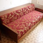 Gammal sovjetisk soffa i den nya maroonklädseln