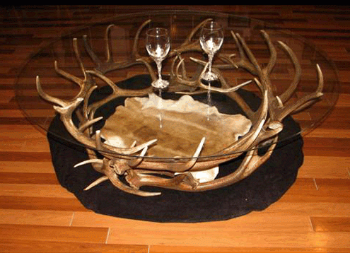 Stół z nogami z rogów jelenia