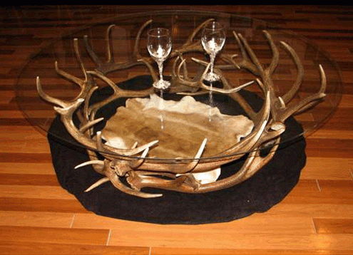 Table avec pieds de cornes de cerf